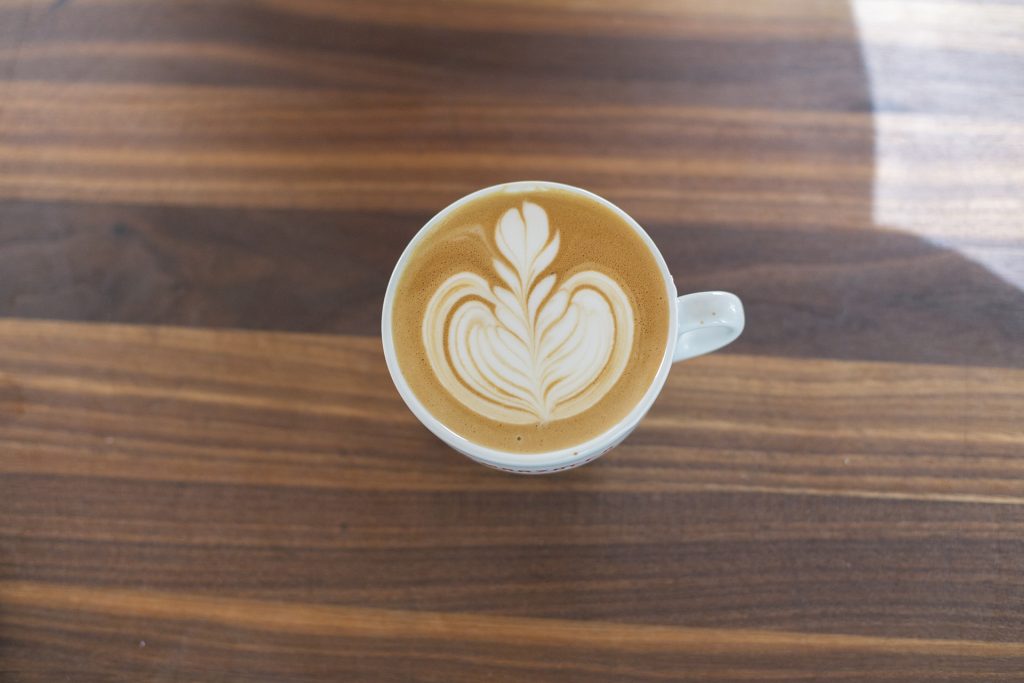 Haz arte en tu latte como un barista profesional