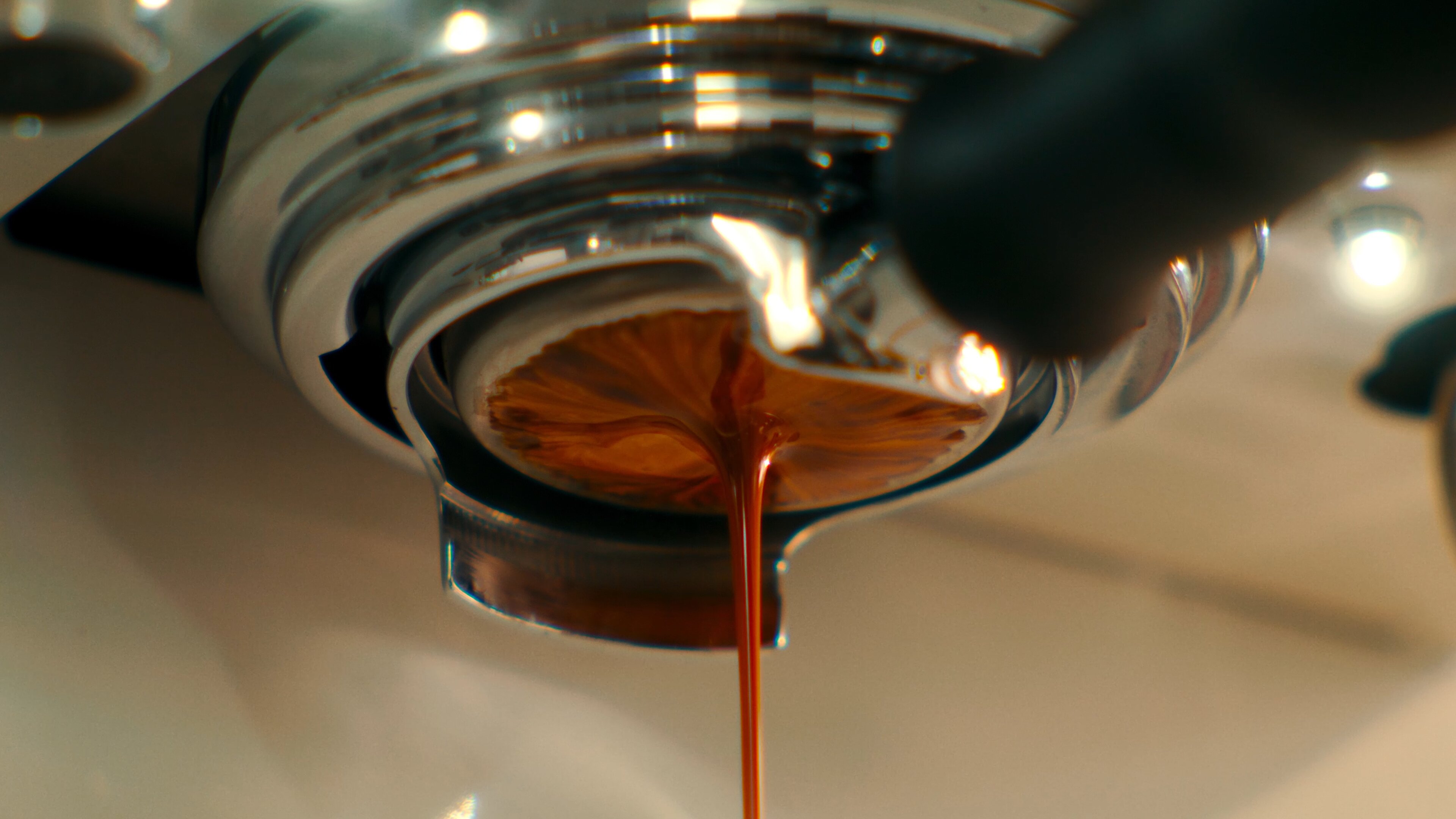 La Marzocco Linea Mini espresso machine, espresso shot pouring into bottomless portafilter